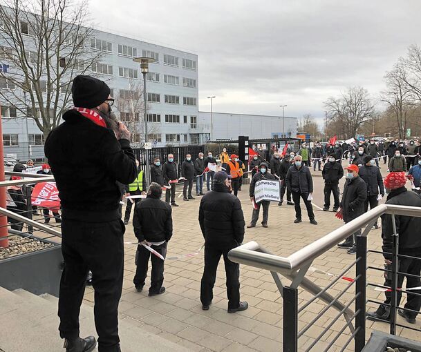 300 Mann+Hummel-Beschäftigte marschierten in Ludwigsburg zu Borg Warner. Dort empfing sie eine Gewerkschafterdelegation. Foto: IG Metall