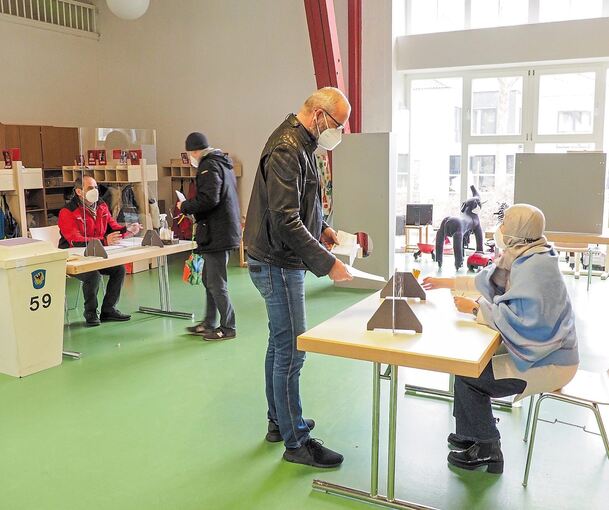 Wählen mit Maske: En hoher Anteil von Briefwählern bei einer insgesamt schlechten Wahlbeteiligung kennzeichnete gestern den Urnengang im Kreis. Foto: Holm Wolschendorf