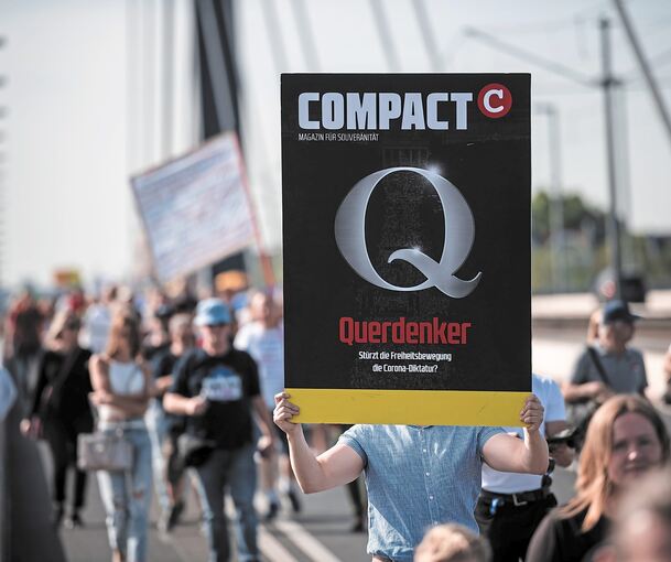 Zweifelhafte Mischung: „Compact“, „Q“ und „Querdenker“. Foto: Fabian Strauch/dpa