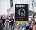 Zweifelhafte Mischung: „Compact“, „Q“ und „Querdenker“. Foto: Fabian Strauch/dpa