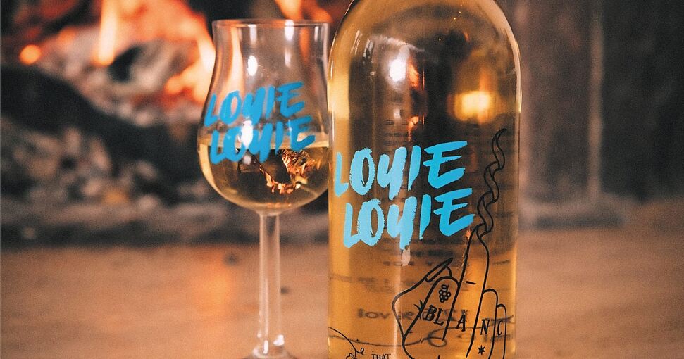 Für das ausgefallene Design der Flasche mit dem Korkenzieher-Stinkefinger haben die Louie-Louie-Gründer den deutschen Design Award 2021 gewonnen.