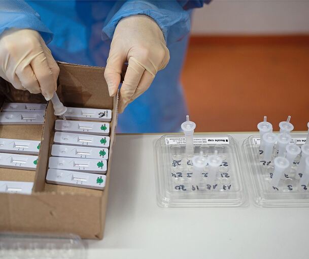 Die Angeklagte soll der Kassenärztlichen Vereinigung Corona-Testungen berechnet haben, die in dem Maße gar nicht stattfanden.