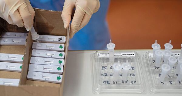 Die Angeklagte soll der Kassenärztlichen Vereinigung Corona-Testungen berechnet haben, die in dem Maße gar nicht stattfanden.