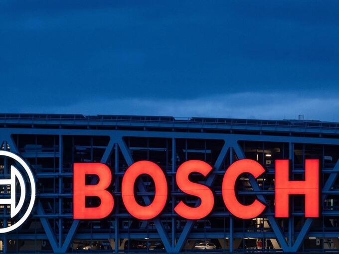 Das Bosch-Logo leuchtet an einem Parkhaus