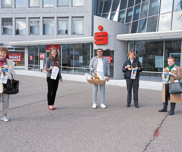 Gemeinsame Aktion (v.l.) mit Renate Wendt (Kreisseniorenrat), Isabel Kurz (KSK), Volker Kleinle (Bäckerei Poppenweiler), Karin Stark (Polizeipräsidium) und Nora Jordan-Weinberg (Kreisseniorenrat). Foto: Andreas Becker