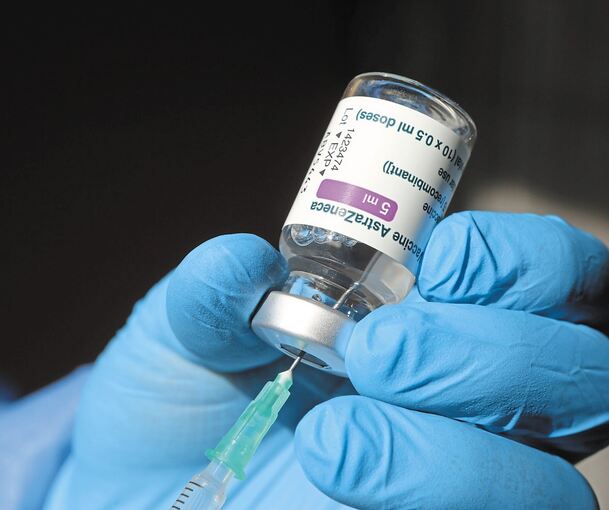 Die Spritzen können auch wieder mit dem Impfstoff von Astrazeneca aufgezogen werden. Foto: Matthias Bein/dpa