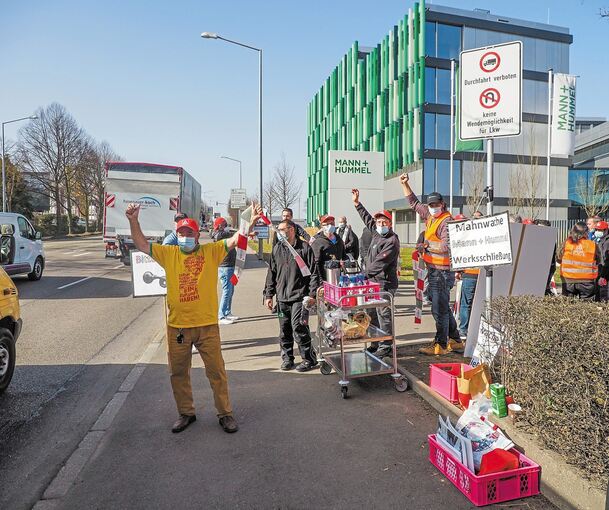 Vergebliche Demonstrationen gegen den Abbau von 400 Jobs: Wochenlang haben Mann+Hummel-Mitarbeiter protestiert. Foto: Holm Wolschendorf
