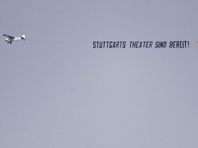 Flugzeug mit Theater-Banner