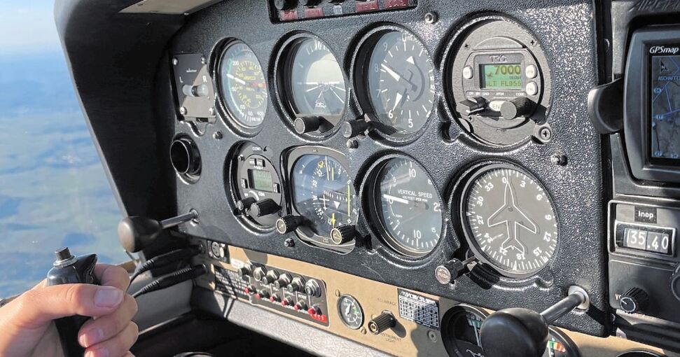 Im Technikunterricht bekamen die Achtklässler erklärt, wie das Cockpit der Robin 2160 funktioniert. Fotos: privat