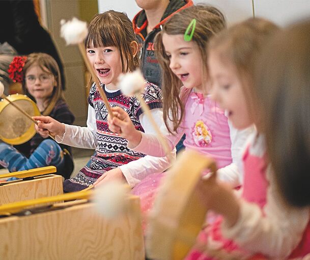 Musikbildung ist schon in jungen Jahren wichtig. Bisherige Honorarlehrkräfte sollen nun soziale Absicherung bekommen. Foto: Julian Stratenschulte/dpa
