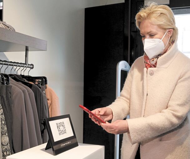 Die Ministerpräsidentin von Mecklenburg-Vorpommern, Manuela Schwesig, testet Anfang März das Einscannen des Luca-QR-Codes in einem Modegeschäft. Das Bundesland hat eine Luca-Landeslizenz gekauft, Nutzer sind Geschäfte, Restaurants, aber auch Vereine.