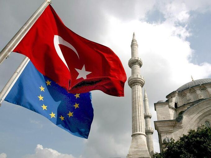 EU- und Türkei-Flaggen