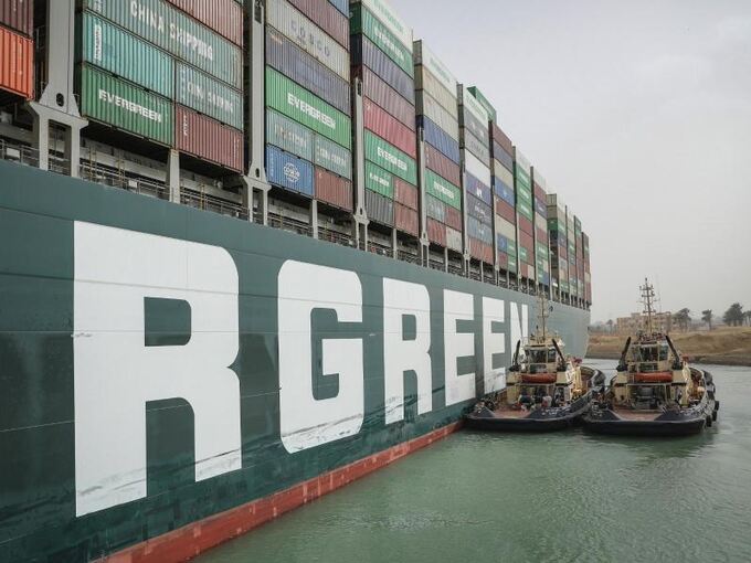 Containerschiff blockiert Suezkanal