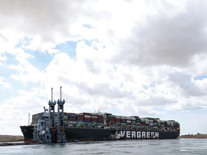 Containerschiff blockiert Suezkanal