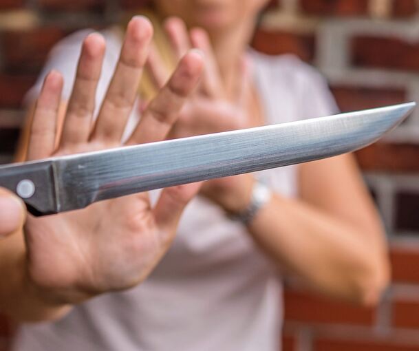 Mit einem Messer ging ein 29-Jähriger im Streit auf einen 28-Jährigen los. Symbolfoto: Animaflora PicsStock - stock.ado