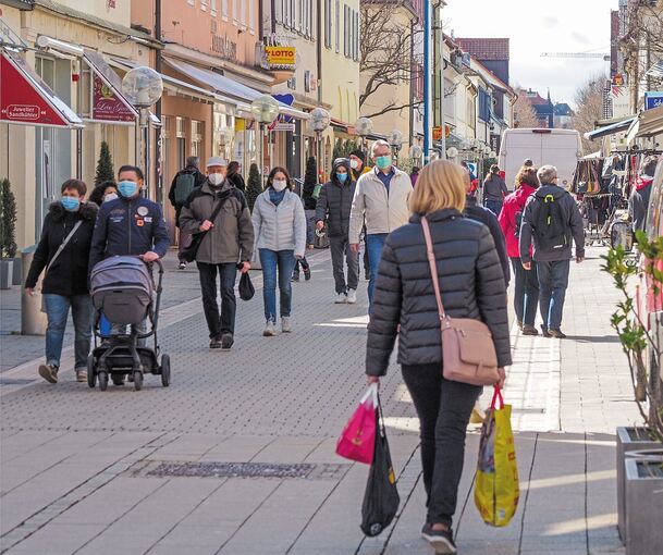 Volle Fußgängerzone und der Wochenmarkt als samstäglicher Mittelpunkt: Statt mehr Freiheiten nun die Notbremse. Fotos: Holm Wolschendorf