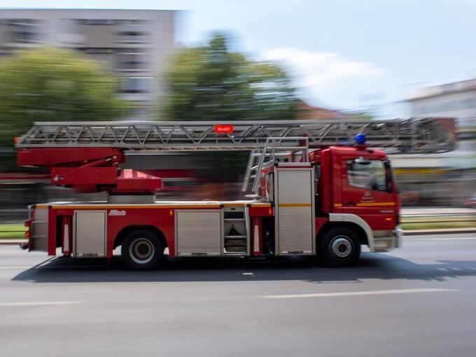 Ein Feuerwehrauto fährt mit Blaulicht zu einem Einsatz