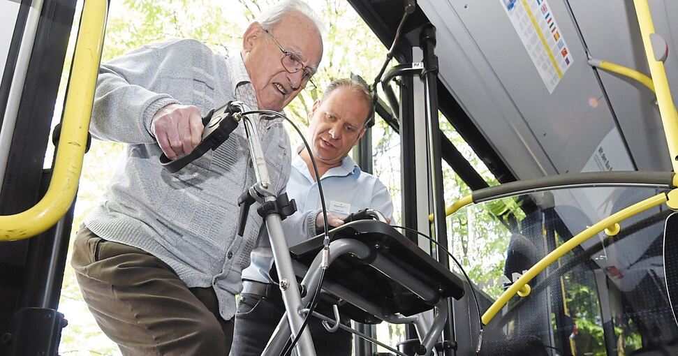 Senioren mit Rollator sind ebenso auf Barrierefreiheit angewiesen wie Rollstuhlfahrer. Foto: Ui Deck/ dpa