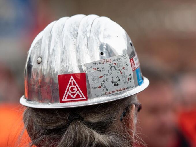 Ein Stahlarbeiter nimmt an einer Kundgebung der IG Metall teil