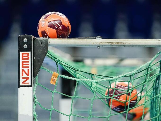 Spielbälle liegen im Netz eines Handball-Tors
