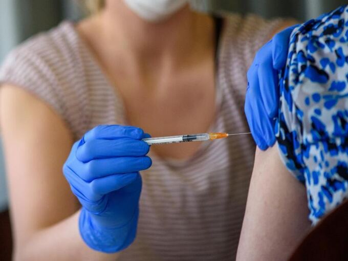 Eine Ärztin impft eine Seniorin mit dem Impfstoff