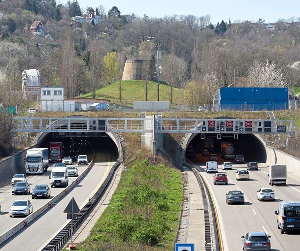 Am Engelbergtunnel sind nach der technischen Störung von Montag, deren Auswirkungen sich auch noch am Dienstag gezeigt hatten, alle Spuren wieder frei. Foto: Andreas Becker
