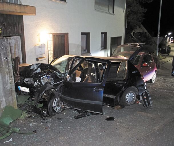 Die Unfallfahrt endete an einer Hauswand, auch ein Renault wurde beschädigt. Foto: SDMG/Hemmann