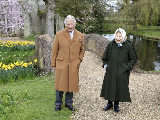 Britische Königin Elisabeth II. + Prinz Charles
