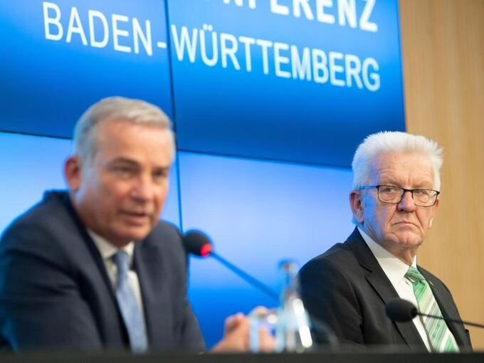 Winfried Kretschmann (Die Grünen, r) neben Thomas Strobl (CDU)