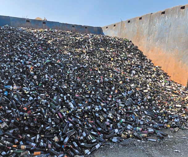 15 000 Tonnen Altglas sammelt der Rhein-Neckar-Kreis pro Jahr von seinen Bürgern ein und lagert sie bis zur Verwertung in Heidelberg.Fotos: Stephan Wolf