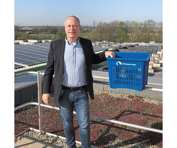 Martin Schmitz, Geschäftsführer der AVR Gewerbeservice GmbH im Rhein-Neckar-Kreis, mit der blauen Glasbox.