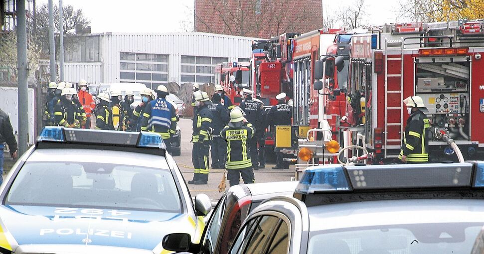 Feuerwehreinsatz in der Erich-Blum-Straße in Enzweihingen. Fotos: Alfred Drossel