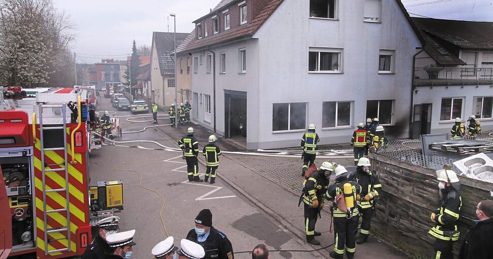 Der Rauch, der aus dem Zweifamilienhaus drang, enthielt sehr viel Ruß.