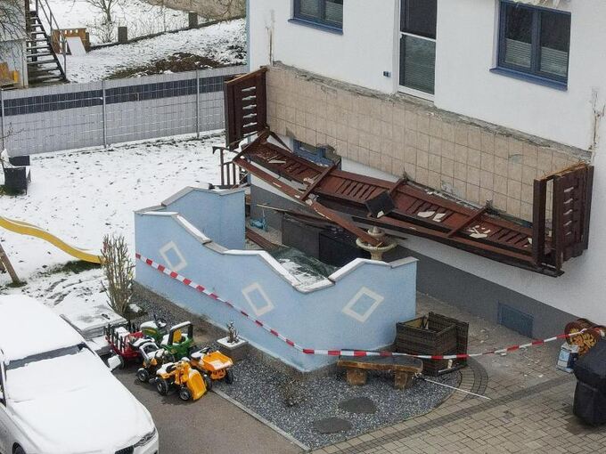 Balkon stürzt in Österreich von Hauswand
