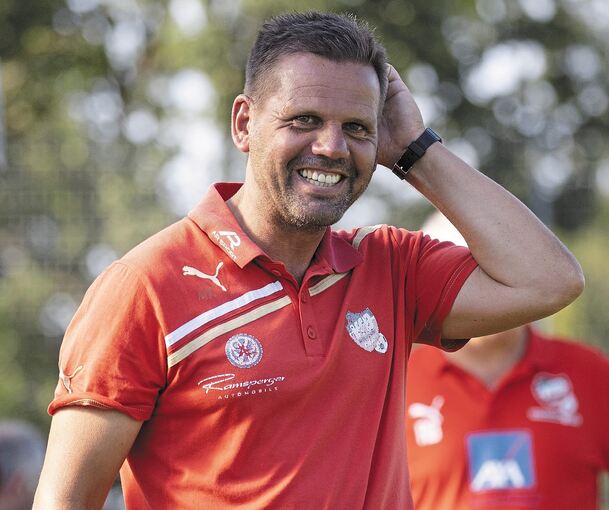 Kann wieder lachen: Markus Koch bleibt Trainer des VfB Neckarrems.Foto: Baumann