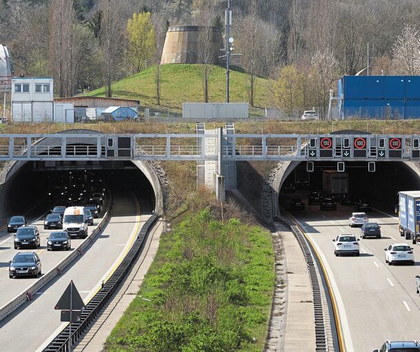 Im Engelbergtunnel gibt es seit Ostern eine neue Verkehrsführung, samt eingeengter Spuren.