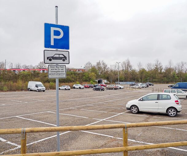 Der Peugeot war auf diesem Parkplatz an der S-Bahnhaltestelle am Favoritepark abgestellt. Archivfoto: Holm Wolschendorf