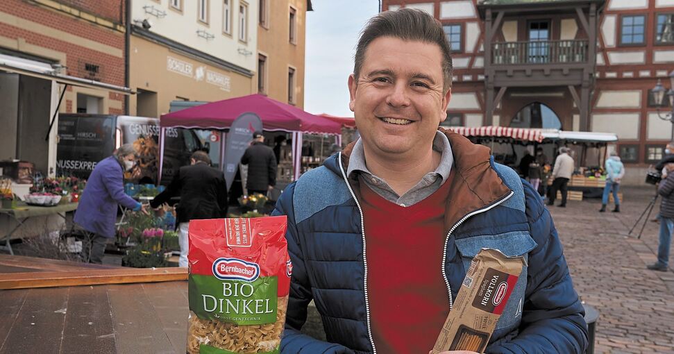 Zu Besuch in der alten Heimat: Björn Köhler an einem Samstagvormittag vor dem Rathaus und dem Markt in Besigheim. Dort besucht der Geschäftsführer des Nudelunternehmens Bernbacher regelmäßig seine Eltern. Foto: Andreas Becker