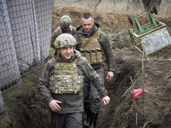 Ukrainische Präsident Selenskyj besucht Militär in Donbass