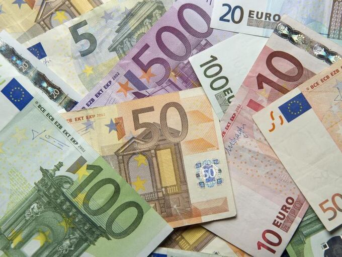 Zahlreiche Euro-Banknoten liegen auf einem Tisch