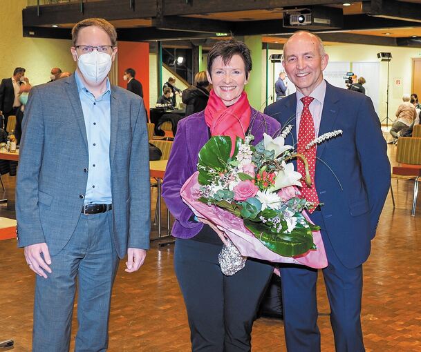 Der alte Bürgermeister Patrick Holl, seine Nachfolgerin Barbara Schoenfeld und ihr Ehemann Harald.Foto: Holm Wolschendorf