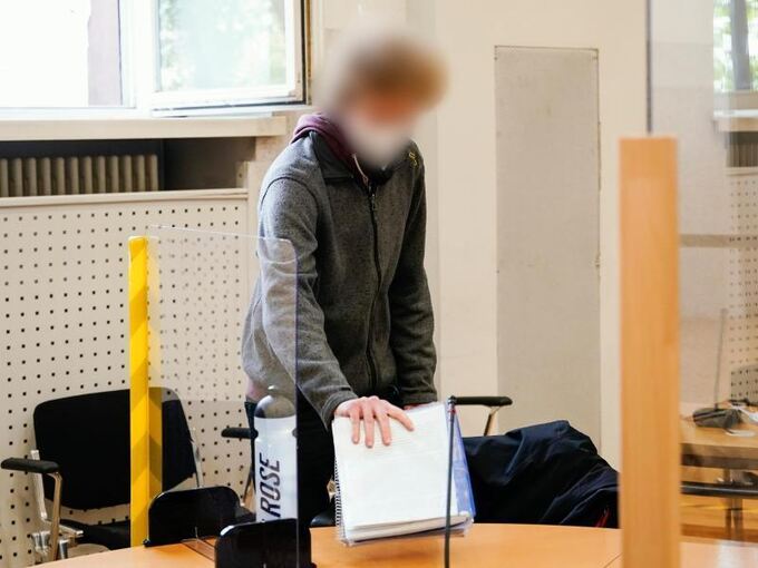 Der angeklagte Klimaaktivist setzt sich vor Gericht in Mannnheim