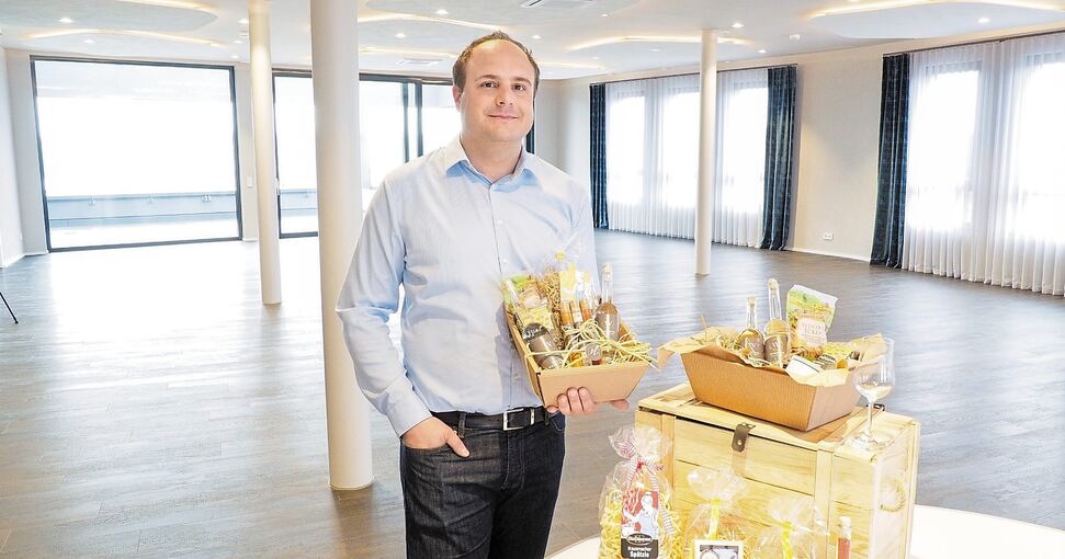 Der große Veranstaltungssaal in Benningen ist zwar leer, aber die Geschenkboxen sind voll: Winkelwerk-Chef Marcel Leuze zeigt hier als seine neue Geschäftsidee die Präsentkisten und -körbe, die er über einen Onlineshop vertreibt.