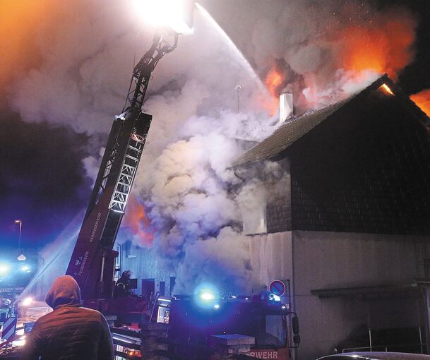 Bei dem Brand heute Nacht brannte das Wohnhaus in Enzweihingen komplett aus . Foto: Alfred Drossel
