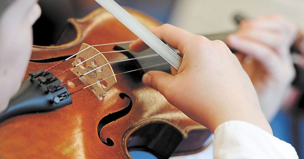 Ein Mädchen spielt Geige. Der Unterricht dafür findet an der JMS Freiberg/Pleidelsheim derzeit ausschließlich online statt.Foto: Angelika Warmuth/dpa