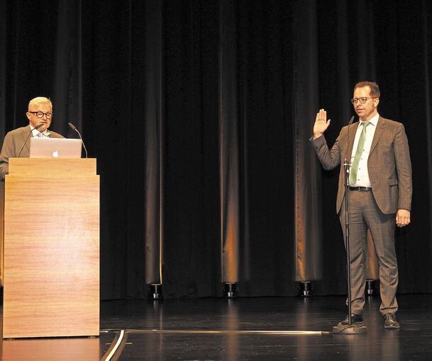 Verpflichtung auf die zweite Amtszeit: Stadtrat Michael Herzog und Marbachs Bürgermeister Jan Trost.Foto: Andreas Becker