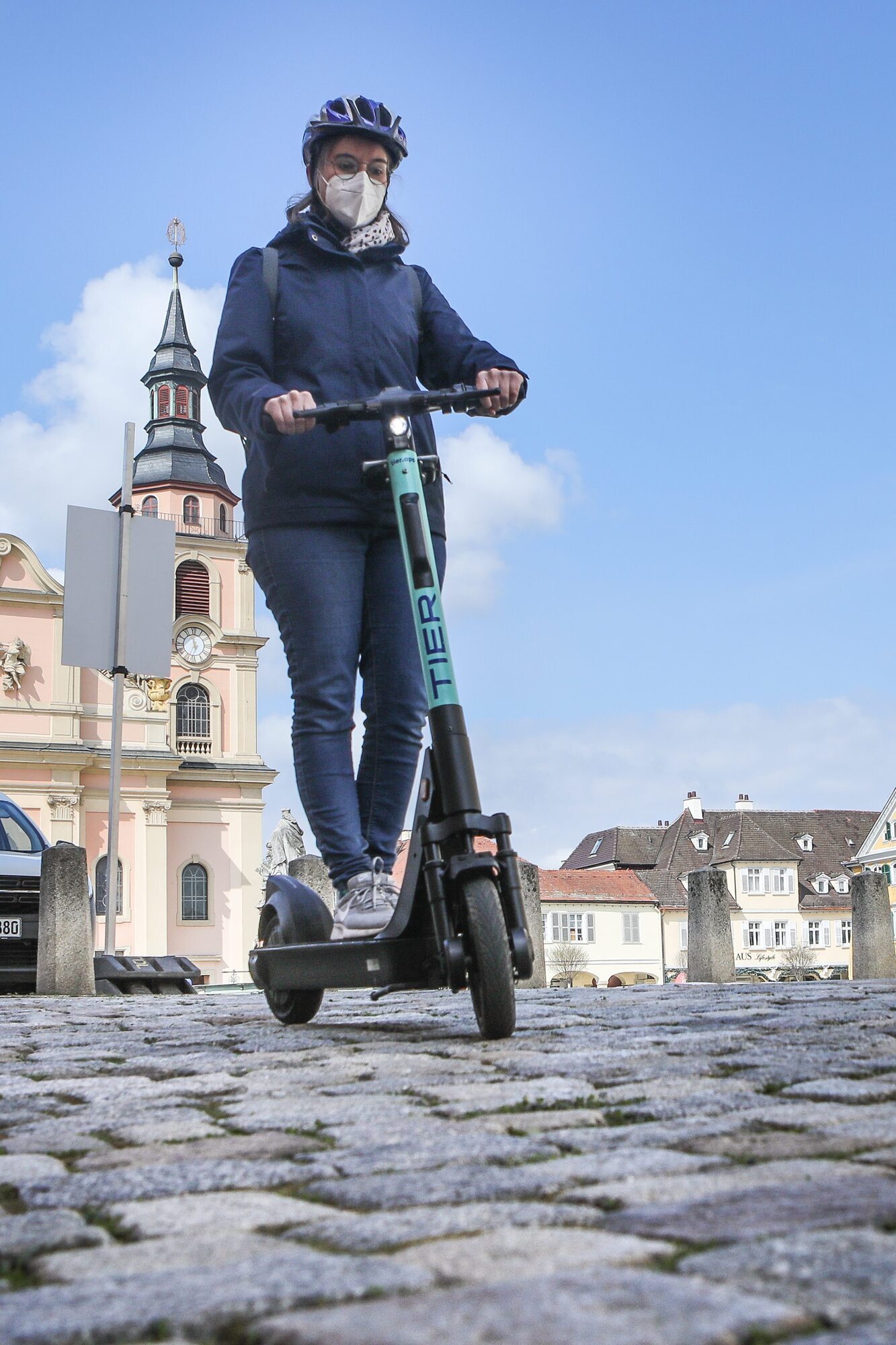Keine gute Idee: Carolin Schneider fährt über Pflastersteine.