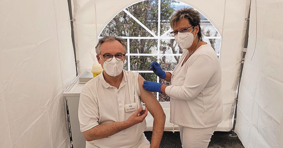 Dr. Jürgen Herbers bekommt den Astrazeneca-Impfstoff verabreicht. Auf dem Parkplatz der Praxis gibt es nun ein Impfzelt. Foto: privat