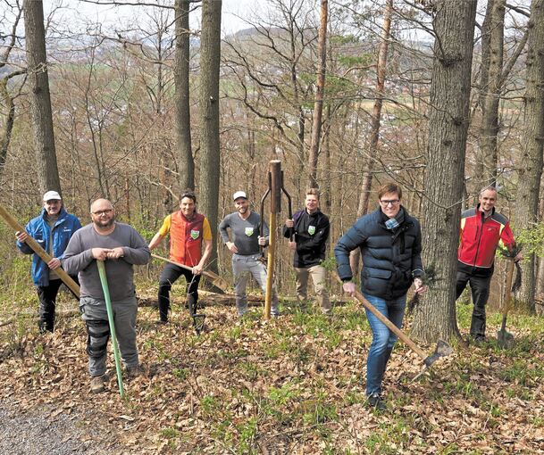 Mountainbiker, Naturschützer und kommunale Vertreter bei der gemeinsamen Pflanzaktion.Foto: Andreas Becker