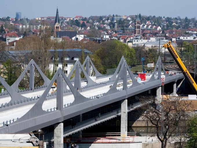 Neue S21 Bahnbrücke mit Rad- und Fußgängerüberweg
